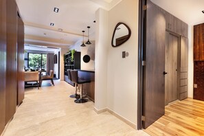 家庭公寓, 多張床, 冰箱, 城市景觀 | 起居區 | 55-吋智慧型電視、數位頻道、Netflix、Hulu