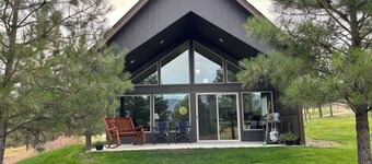 Peaceful, beautiful, cozy new cottage set on forested property. Gorgeous views!