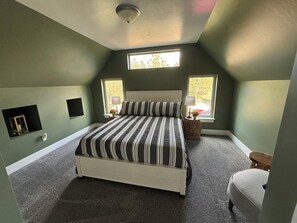 2 bedrooms, iron/ironing board, travel cot, WiFi - Peaceful, beautiful, cozy new cottage set on forested property. Gorgeous views!  (Florence)