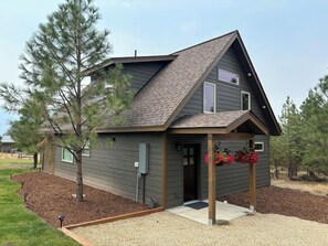 Exterior - Peaceful, beautiful, cozy new cottage set on forested property. Gorgeous views!  (Florence)