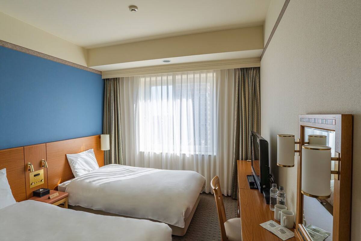 Minibar (inkludert), safe på rommet og blendingsgardiner