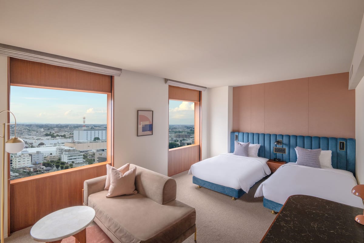 Grand Twin kamer, niet-roken (HighFloor, Minibar, Checkout 12:00) | Een gratis minibar, een kluis op de kamer, een bureau