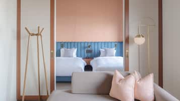 Minibar con artículos gratuitos y caja de seguridad en la habitación