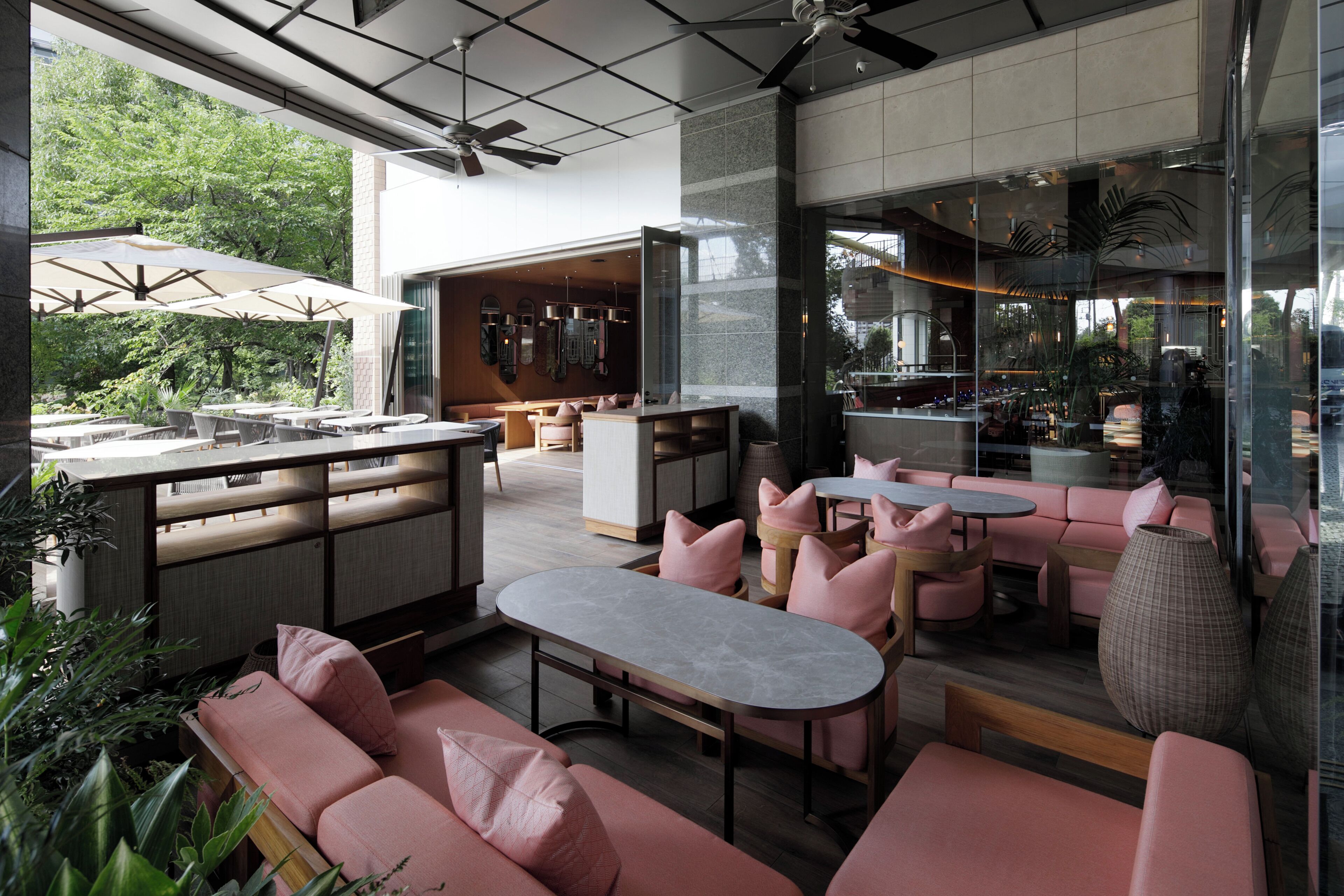 2 間餐廳，供應早餐、午餐和晚餐，日本料理