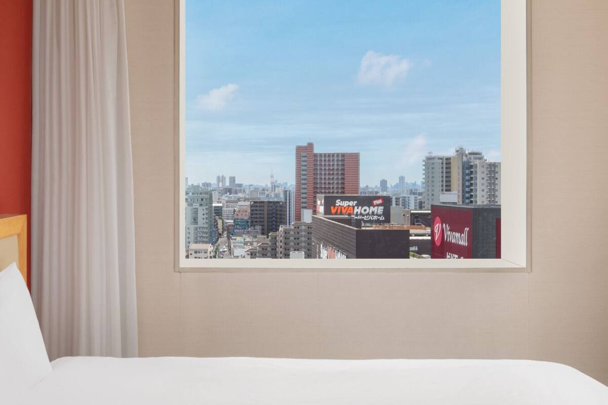 Minibar (inkludert), safe på rommet og blendingsgardiner