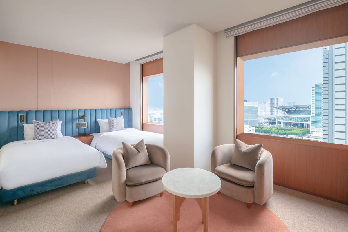 Grand Twin kamer, meerdere bedden, niet-roken (HighFloor, Minibar, Checkout 12:00) | Een gratis minibar, een kluis op de kamer, een bureau
