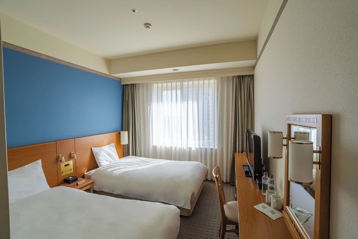 Minibar con artículos gratuitos y caja de seguridad en la habitación