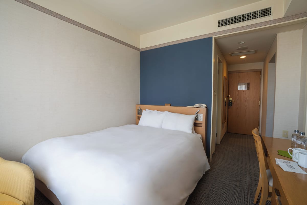 Minibar con artículos gratuitos y caja de seguridad en la habitación