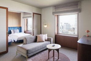 Minibar con artículos gratuitos y caja de seguridad en la habitación 