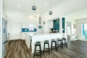 Refrigerador, microondas, horno, placa de cocina