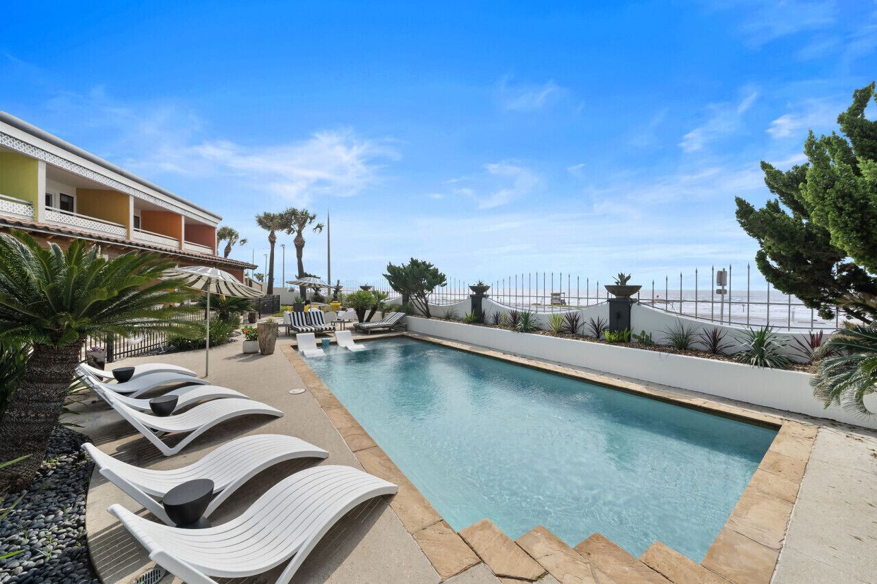 Beachfront w/ Resort Pool