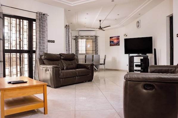 TV, stereo - Lome City - Apartment - Sleeps - Parking (Lome)