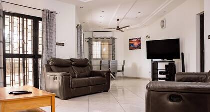 Apartment Sleeps 6 with Free Parking