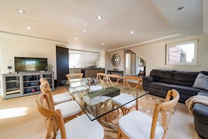 TV, fireplace, stereo