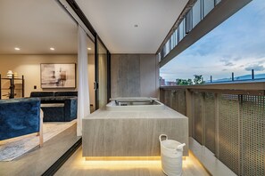 Deluxe Apartment, Balcony, City View | Private spa tub - Apartamentos Wake by HOUSY HOST (Medellín)