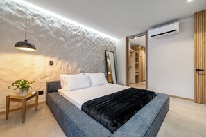 Apartamento luxo, sacada, vista para a cidade | 1 quarto, cofres nos quartos, cortinas blackout