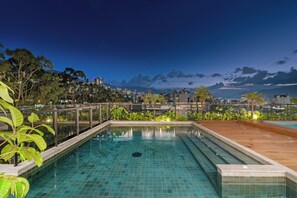 Outdoor pool - Apartamentos Wake by HOUSY HOST (Medellín)