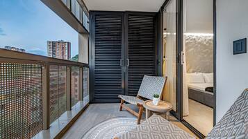 Departamento Deluxe, balcón, vista a la ciudad | Balcón