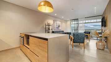 Departamento Deluxe, balcón, vista a la ciudad | Cocina privada | Refrigerador, microondas, horno y parrilla de estufa