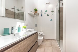 Douche, bidet, serviettes fournies