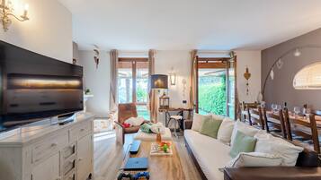 Fernseher, Kamin, Stereoanlage