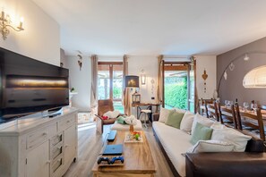 Fernseher, Kamin, Stereoanlage