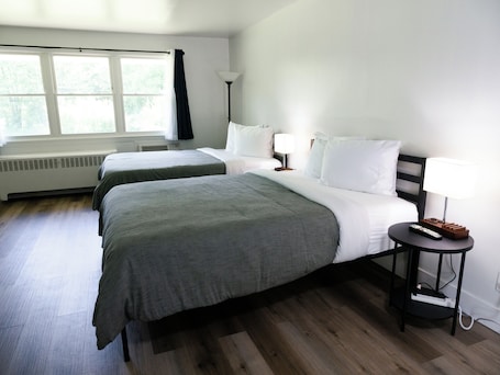 Studio, 2 Queen Beds, Kitchenette | Free WiFi, bed sheets