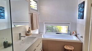 Deluxe House, Beachside | Bathroom