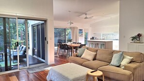 Deluxe House, Beachside | Living area