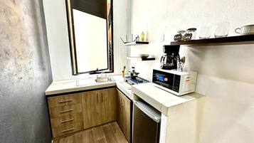 Microondas, cafetera/tetera, utensilios de cocina, especias