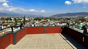 A rooftop terrace with a view of a cityscape and mountains. - VIP 2 Bedrooms Apt at Historic Center TV Roof (Oaxaca de Juárez)