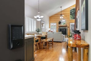TV, fireplace, books, offices - The Grizzly Pines Retreat- Deck, BBQ, Firepit+ (Shaver Lake)