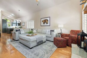 Fernseher, Kamin, Bücher, Arbeitsbereiche