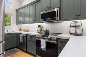 Frigorífic, microones, forn i placa de cuina 