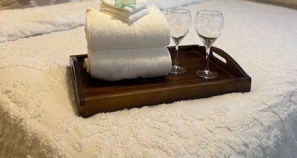 La Casita, King Suite, 3 minutes to parkway