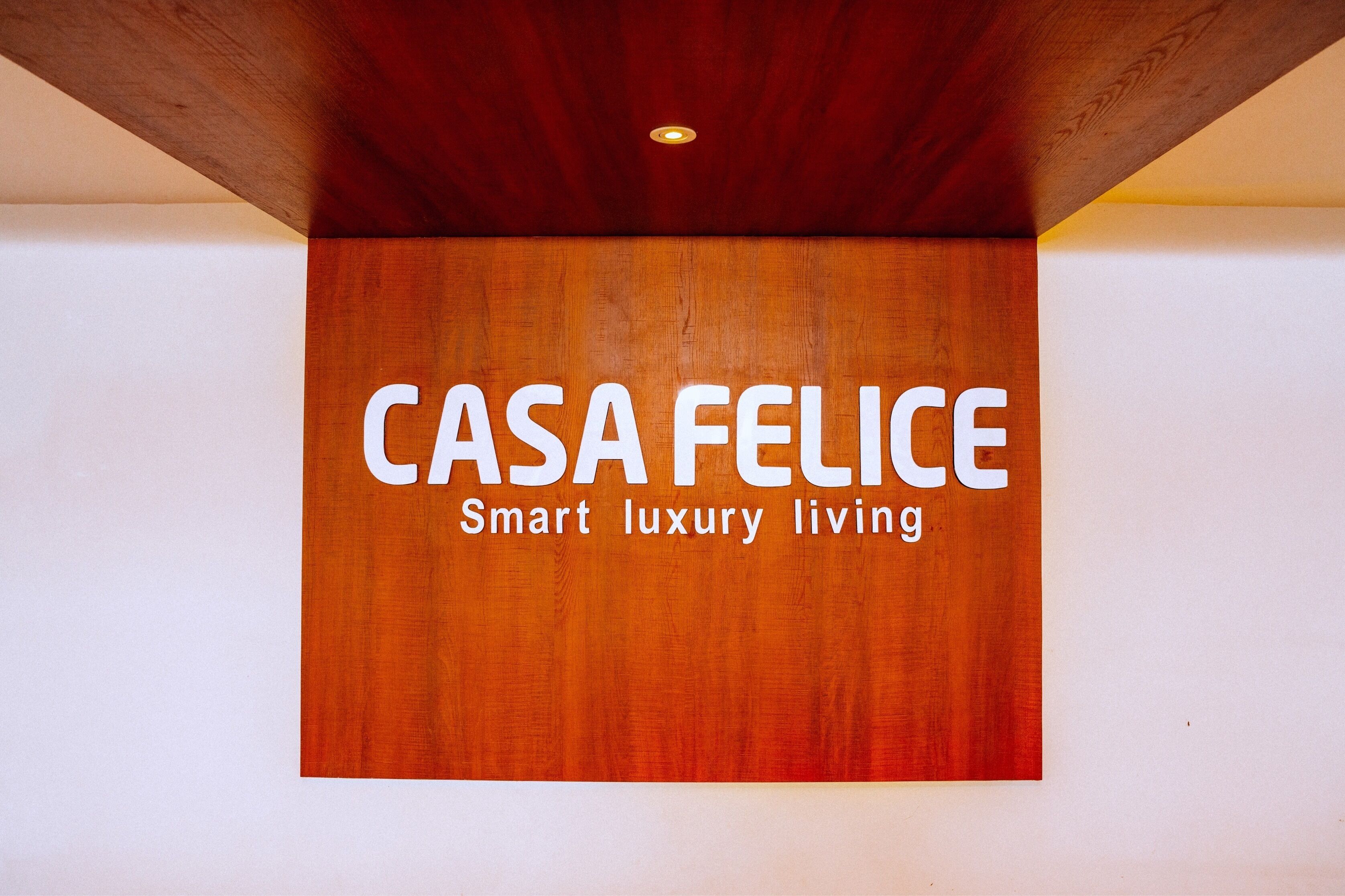 Un letrero con el texto "CASA FELICE Smart luxury living".