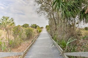 Property grounds - Tranquil condo with two outdoor pools, bike paths and beach access (Hilton Head)
