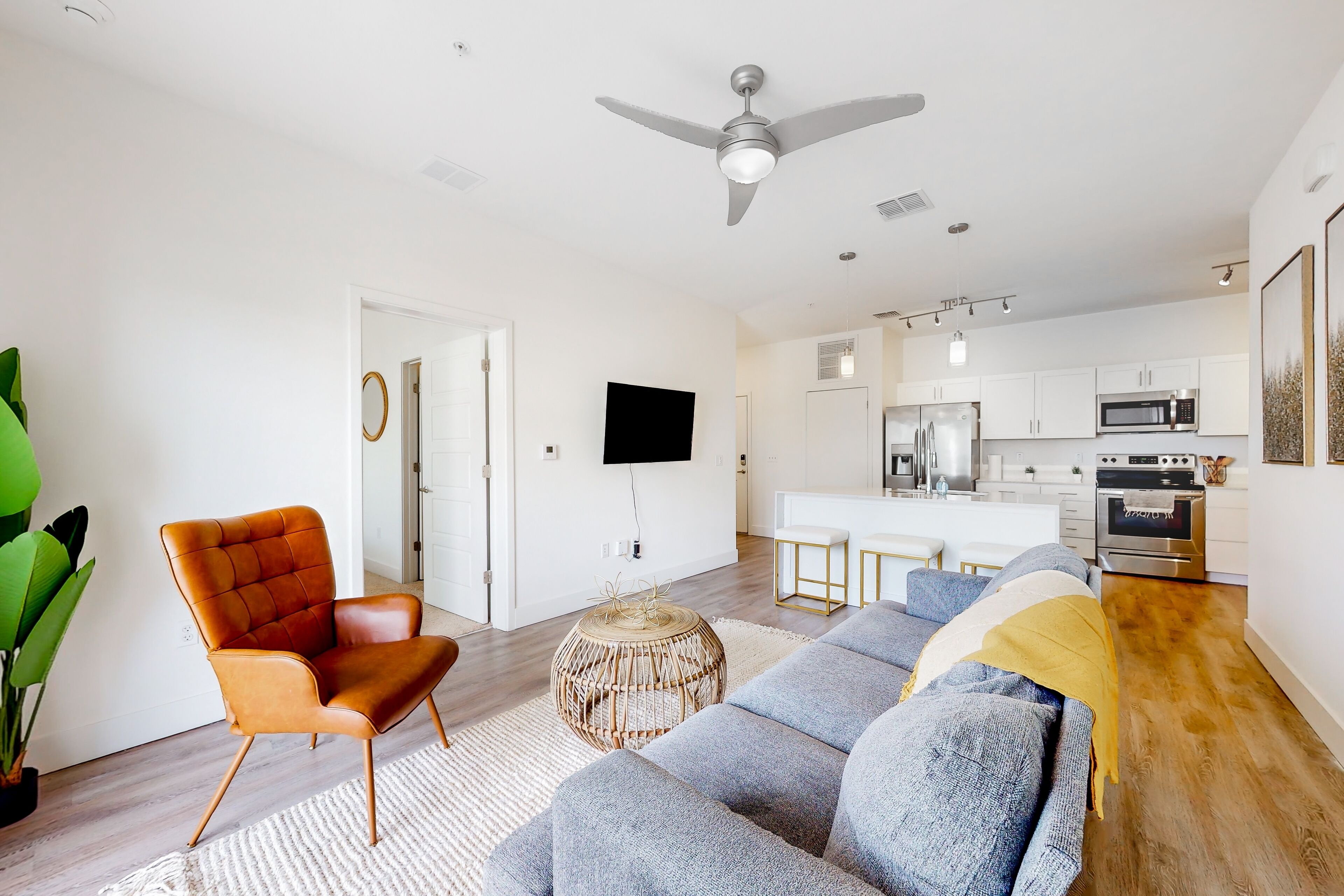 Spacious apartment with washer & dryer, private balcony, WiFi and pool