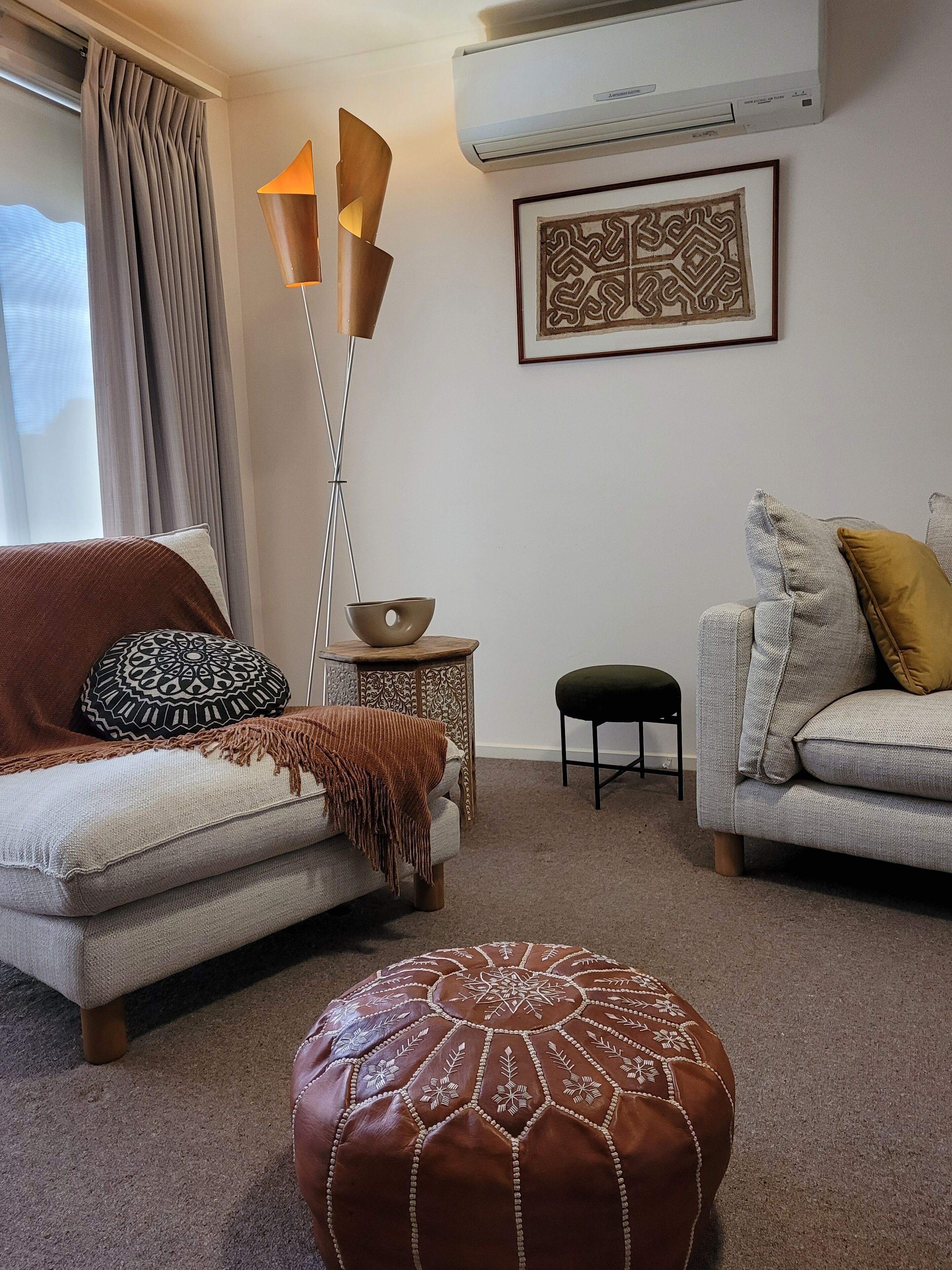 TV, videogiochi, lettore DVD, libri