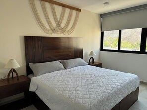 Pengeskab på værelset, mørklægningsgardiner, strygejern/strygebræt