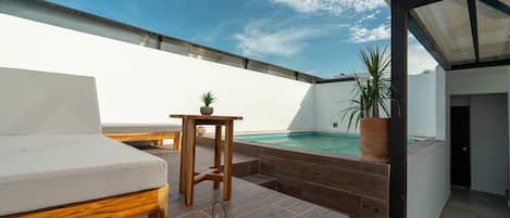 Departamento exclusivo, 3 habitaciones, baño privado, junto a la alberca | Terraza o patio