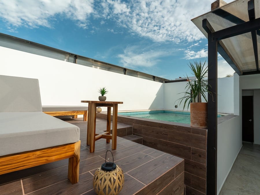 Apartemen Eksklusif, 3 kamar tidur, kamar mandi pribadi, di pinggir kolam renang | Teras/patio