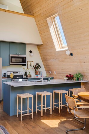 Jääkaappi, mikroaaltouuni, uuni, liesi