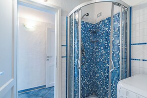Regadera, bidet, toallas 