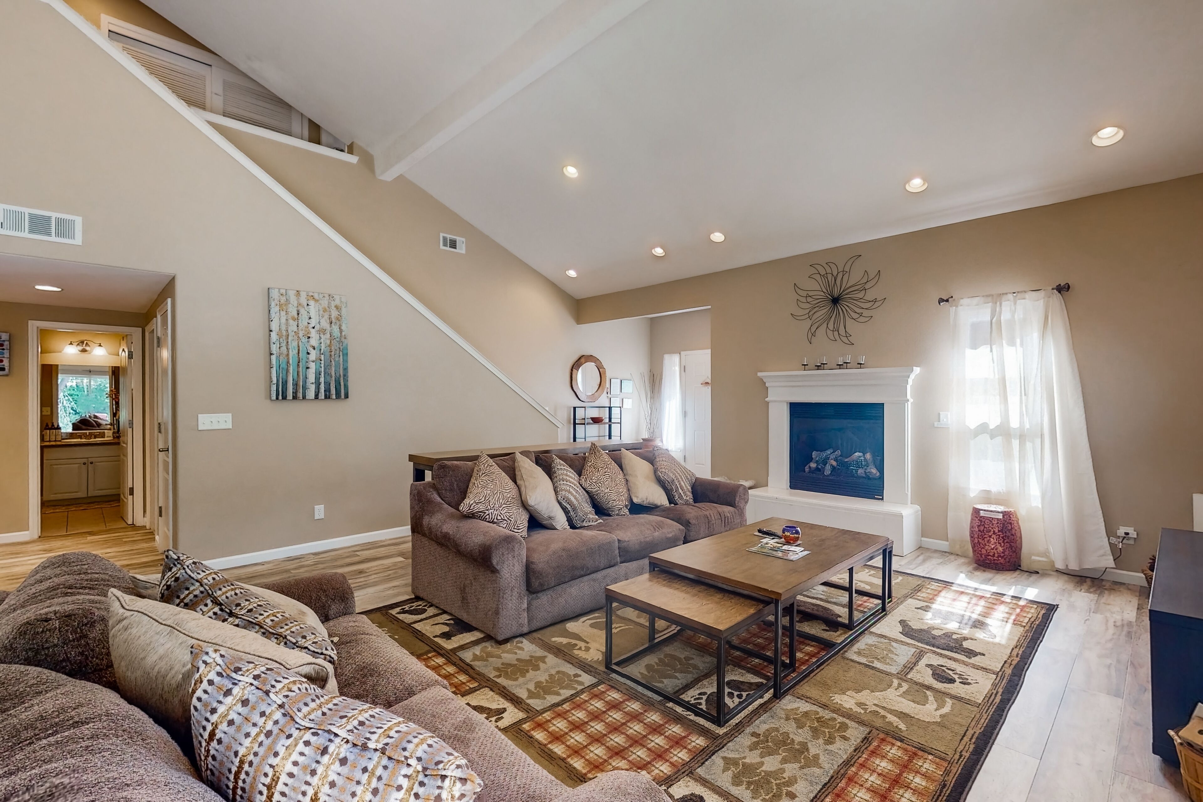 Spacious home w/granite countertops, gas fireplace & 2 large patios-shared pool