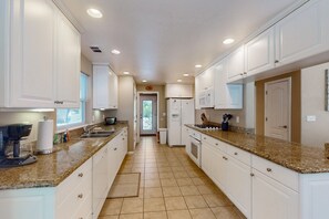 Kylskåp, mikrovågsugn, ugn och spishäll