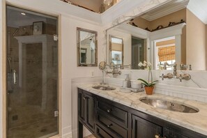 Villa, lato giardino | Bagno