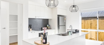 Convenient Brandnew 4 Beds House, 5 mins to mall