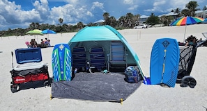 Chaises longues, serviettes de plage
