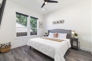 3 habitaciones, escritorio y tabla de planchar con plancha